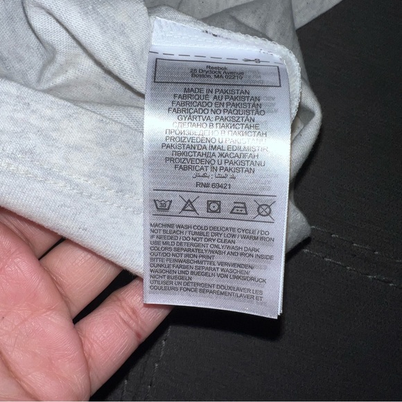Reebok Women’s Gray T-Shirt with Pink Logo - Picture 4 of 4